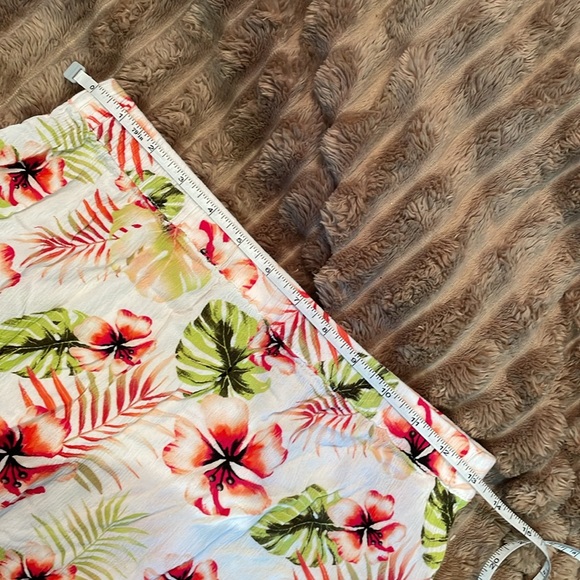 Lightweight Floral skirt midi length size small - Picture 5 of 8